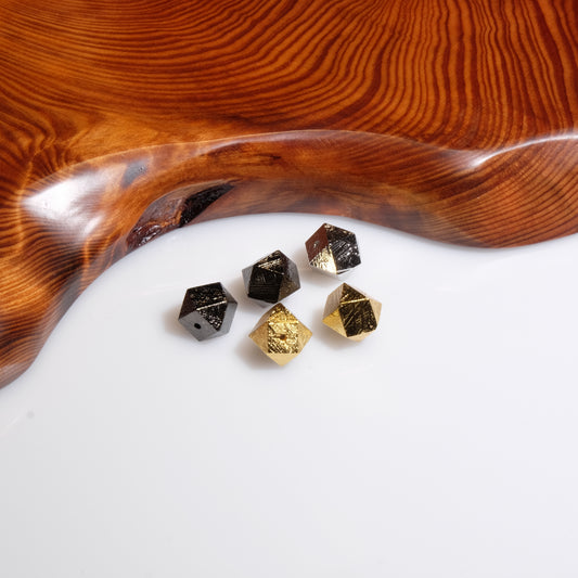 【串珠配件】7.5mm+/- 黑色多邊切割瑞典天鐵粒(已打孔) - 隨機發貨